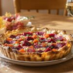 Wein zum Essen karamellisierte Rote-Bete-Tarte mit Ziegenkäse und Thymian, serviert mit einem Glas Pinot Gris aus dem Elsass