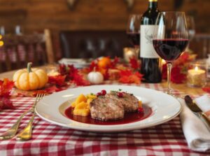 Wein zum Essen Rehmedaillons mit Preiselbeerjus, Kürbisgnocchi und Blaufränkisch im herbstlichen Ambiente
