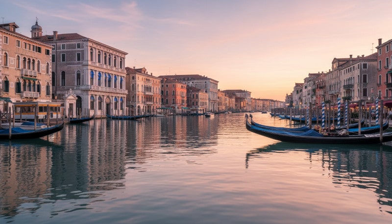 Weinregion Venetien – Blick über den Canal Grande in Venedig bei Sonnenuntergang mit historischen Palazzi und Gondeln, ruhiges Wasser und warme Abendstimmung in Norditalien.