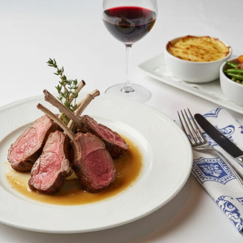 Wein zum Essen: Agneau de Pauillac Milchlamm neben einem Glas Saint-Julien Rotwein.