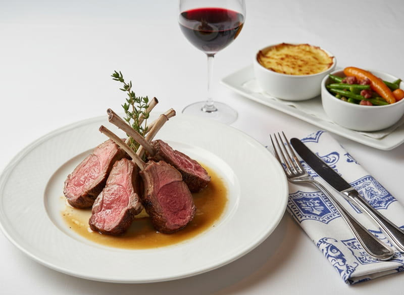 Wein zum Essen: Agneau de Pauillac Milchlamm neben einem Glas Saint-Julien Rotwein.