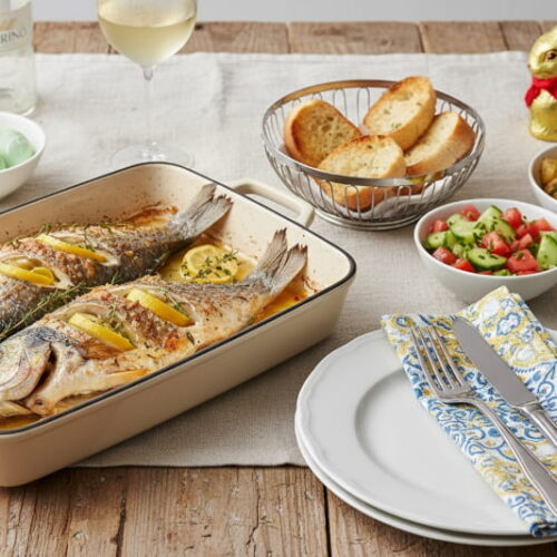 Wein zum Essen: Ganze Dorade mit Zitrone und Thymian neben einem Glas Albariño Wein.