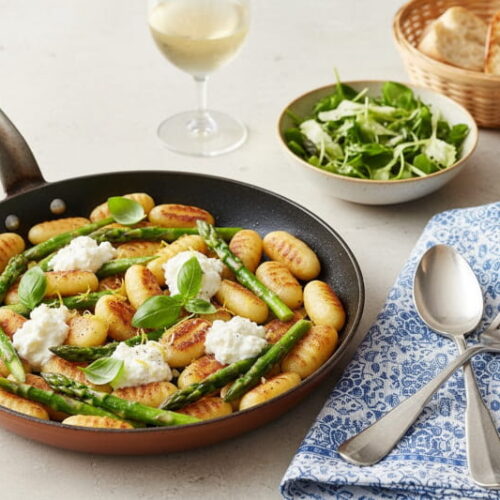 Wein zum Essen: Gebratene Gnocchi mit Spargel neben einem Glas Lugana Wein.