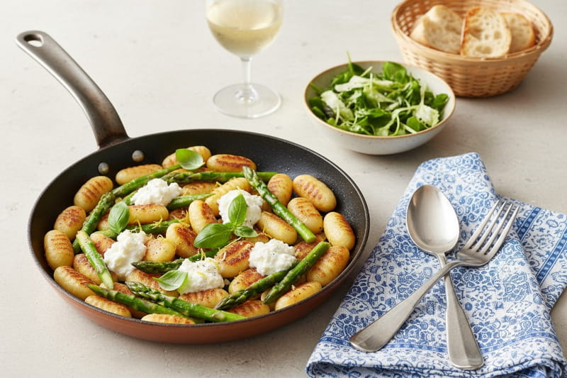 Wein zum Essen: Gebratene Gnocchi mit Spargel neben einem Glas Lugana Wein.