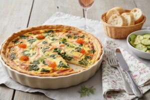 Wein zum Essen: Oster-Quiche mit Lachs und Kaviar neben einem Glas Rosé Sekt.