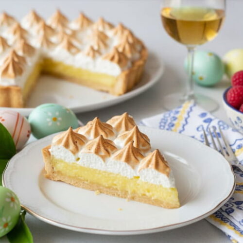 Wein zum Essen: Eine Zitronen-Tarte mit Baiser-Haube und ein Glas edelsüßer Riesling Weißwein.