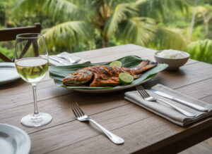 Malaysisches Ikan Bakar mit Sambal, Weißweinglas, malaysisches Nachtmarkt-Setting